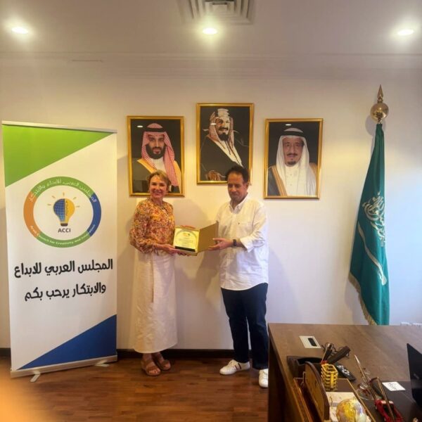 اهداء الدكتورة ايرين درع المجلس العربي للابداع والابتكار 1 600x600