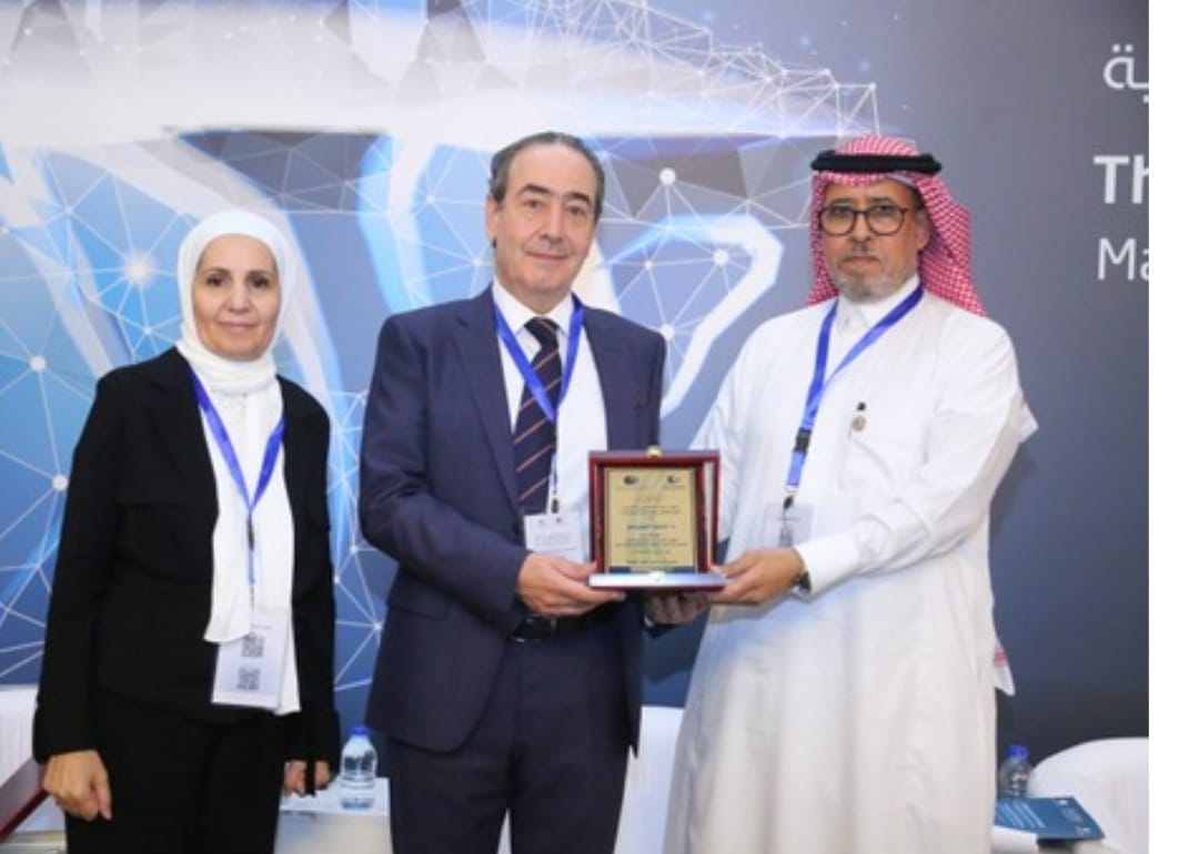 السريحي يهدي رئيس الوزراء الأردني درع الاتحاد العربي للتنمية المستدامة والبيئة